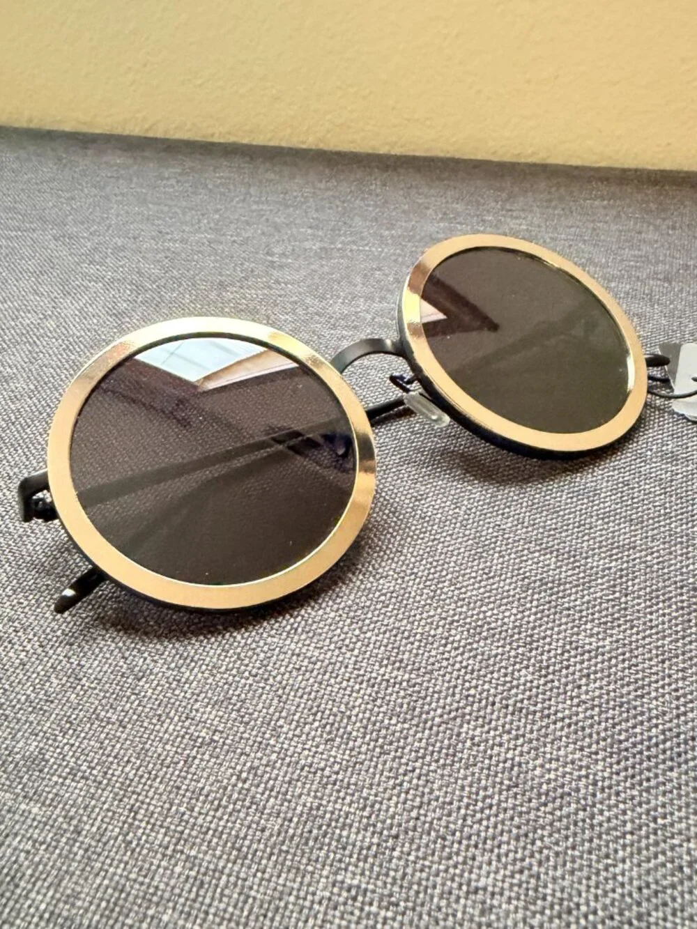 LUXE Round Black/Gold Sunglasses